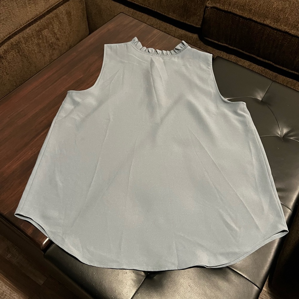 Ann Taylor Flowy/ Flirty Top/ Sleeveless Gray Top - Picture 4 of 5